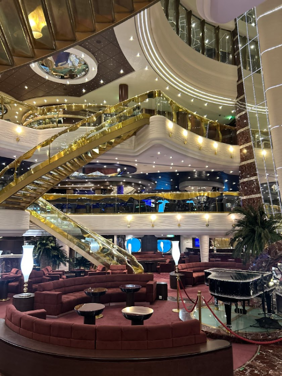 Onboard guests could enjoy the plethora of lounges, bars and shopping whilst entertained by live music located midship.