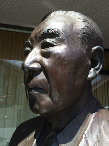 熊谷義雄先生の像