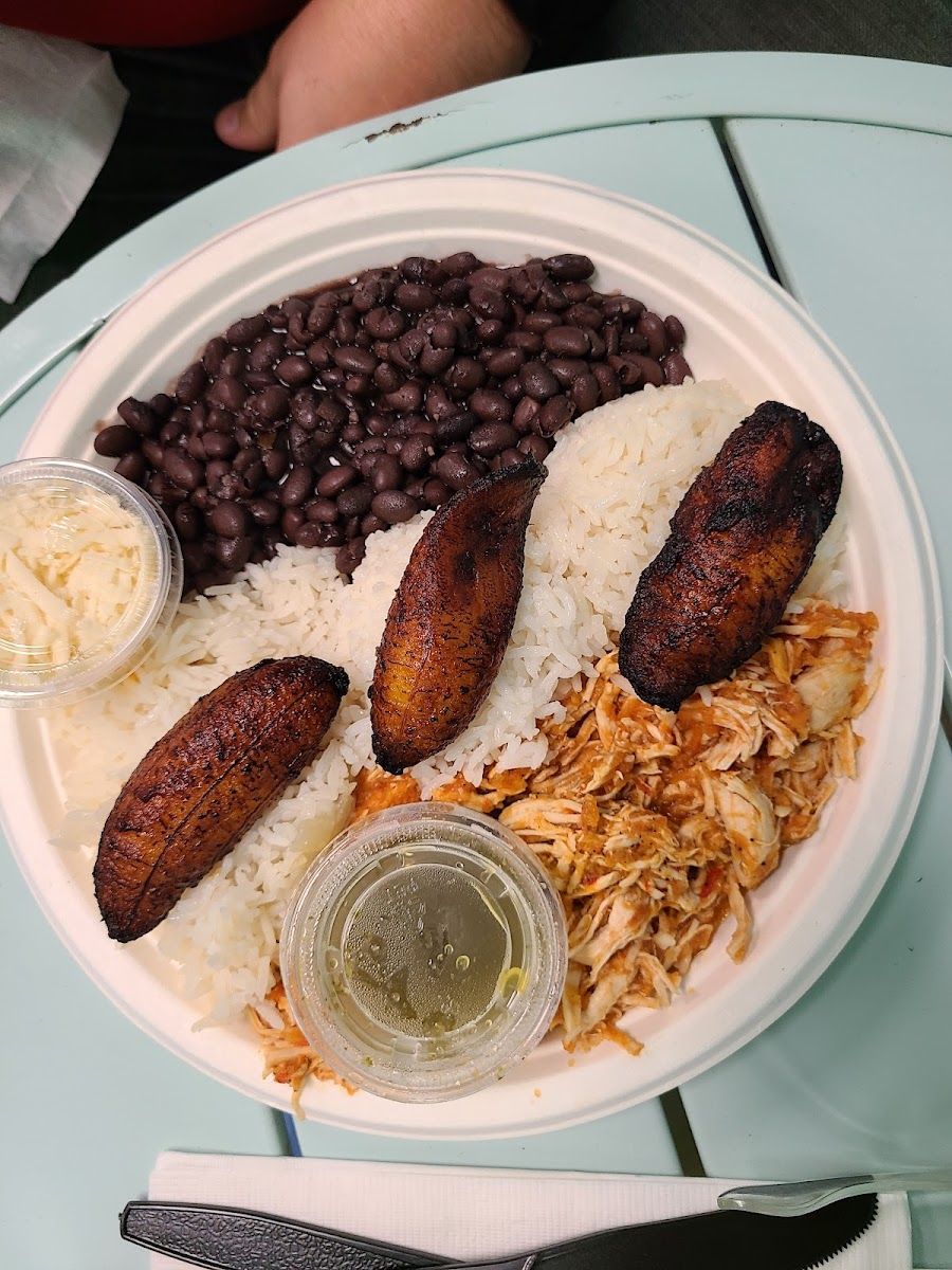 Caracas platter with shredded chicken