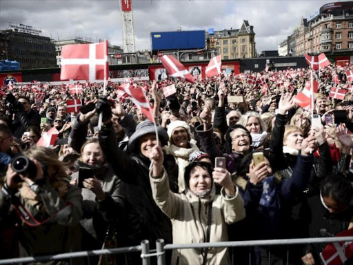 People wave Danish flags as they celebrate the 75th birthday of Denmark's Queen Margrethe, who is received at the City Hall, April 16, 2015. Photo/REUTERS