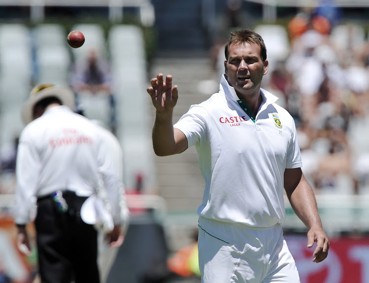 Jacques Kallis with the ball in his hand during a Test match for the Proteas.