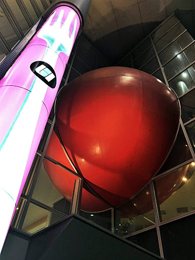 ビルにはまった大きな赤球