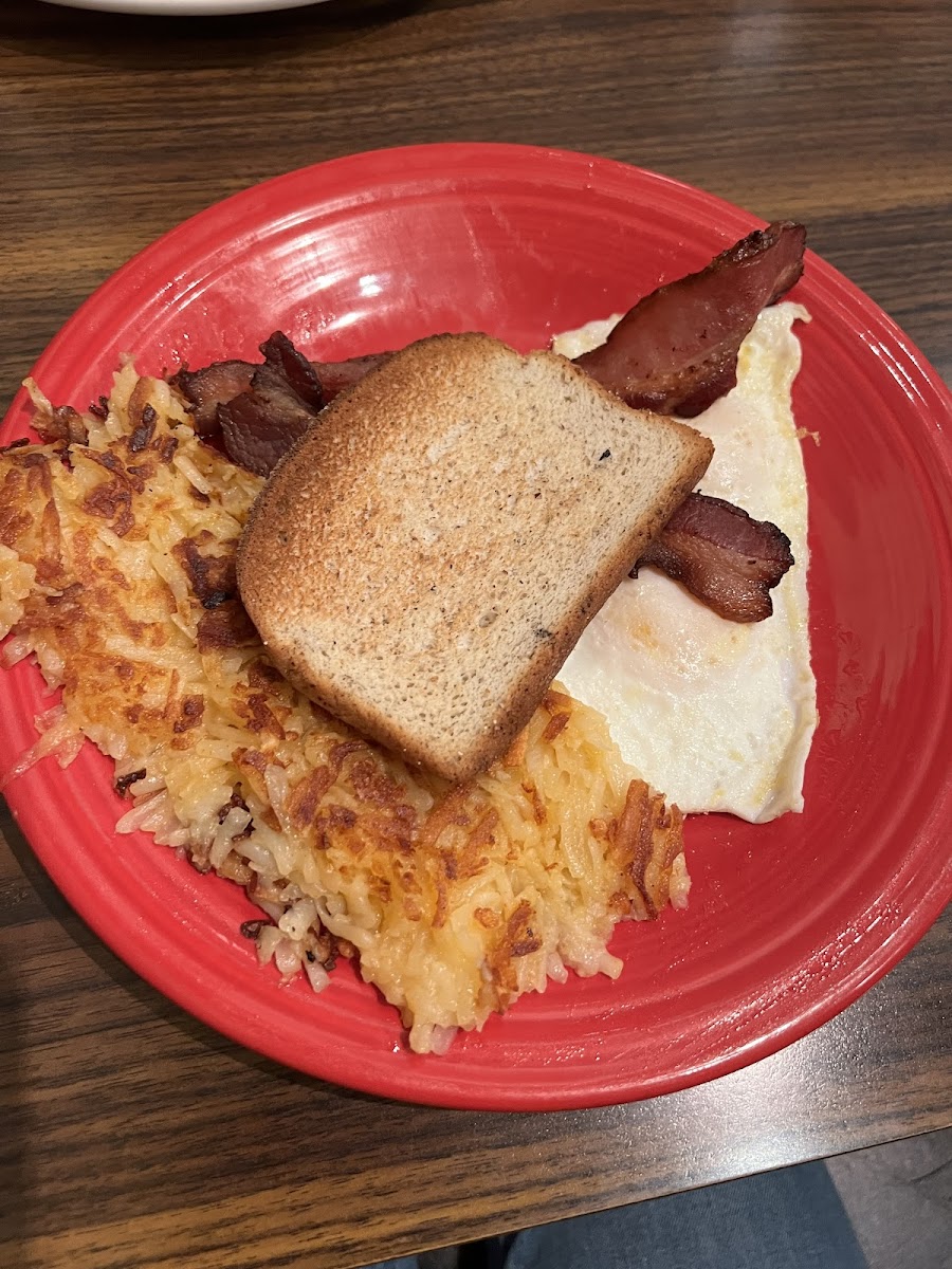 Eggs, bacon, hashbrowns and GF toast