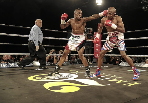 Michael Mokoena takes some punches from Lusanda Komanisi before knocking him out last year. / Nick Lourens