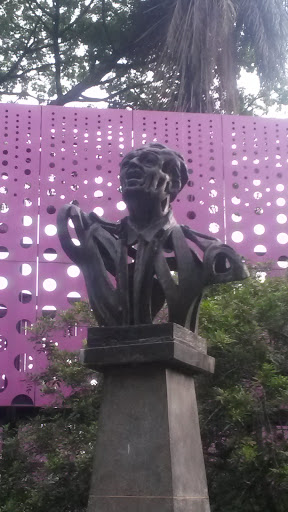 Busto Atanasio Girardot
