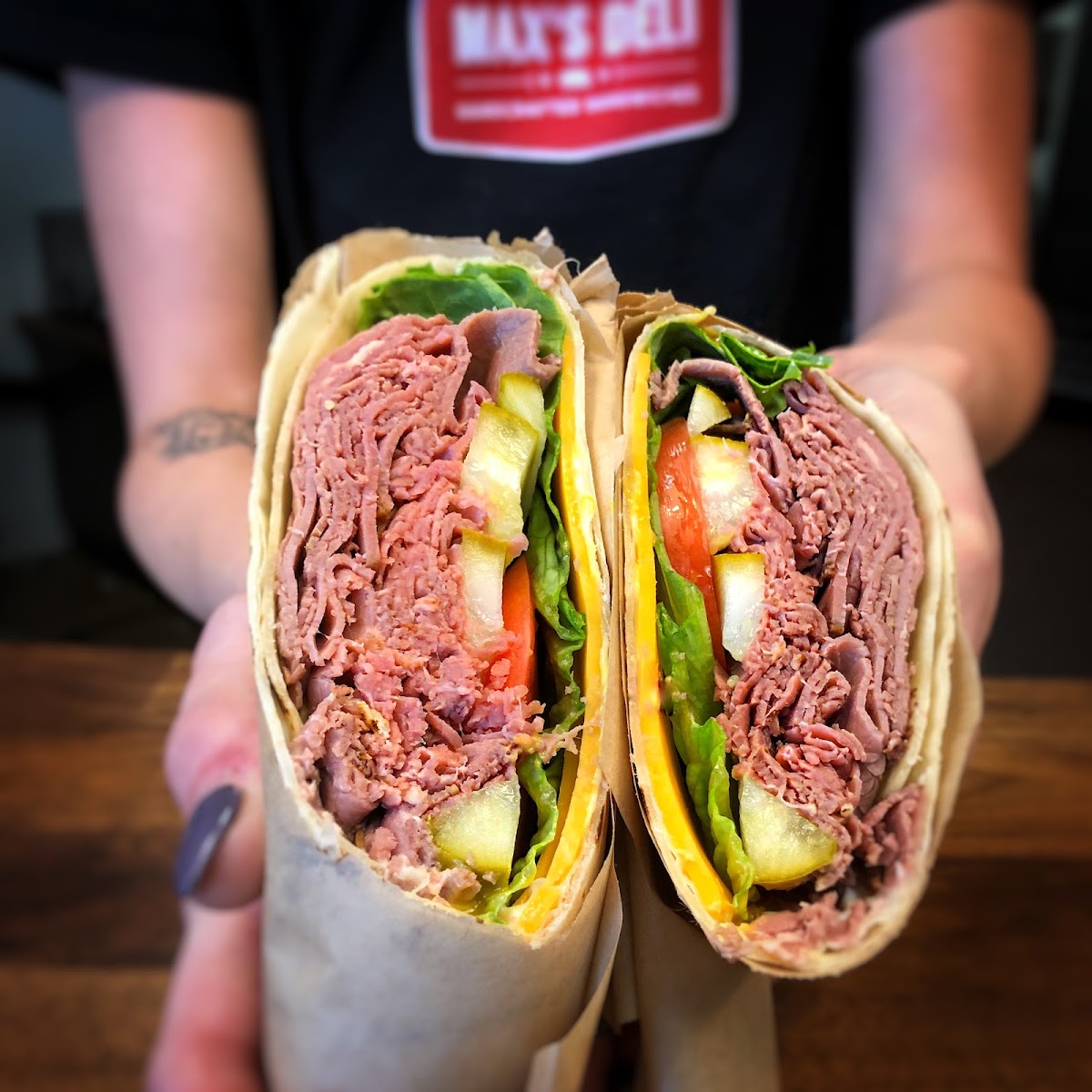 #09 THE DORCHESTER
roast beef, sharp cheddar, mayo, house mustard, lettuce, tomato, red onion & kosher pickle on a gluten free wrapp.