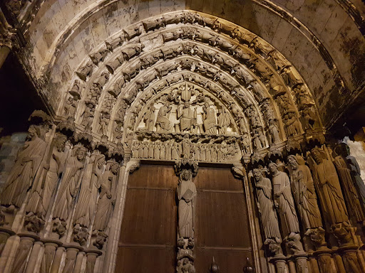 Cathédrale de Notre-Dame, port