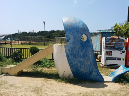 鯨の形をした滑り台