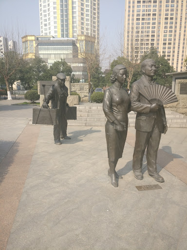 汉口江滩上的铜雕像