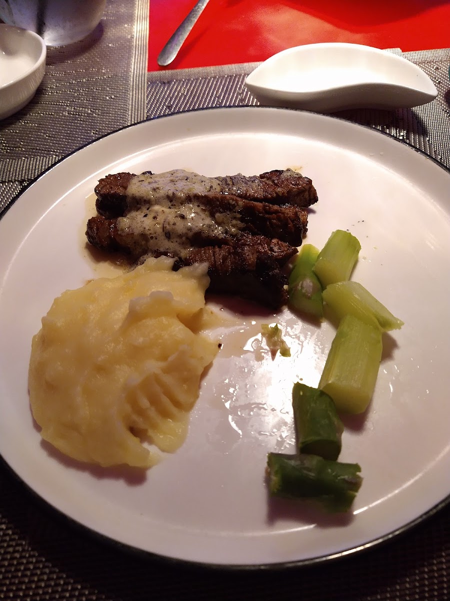 Petite filet mignon with mashed potatoes and asparagus