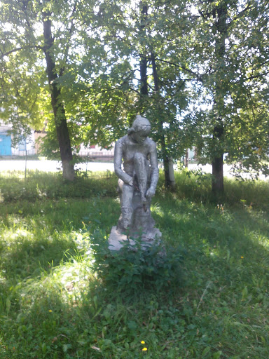 Статуя Девушки
