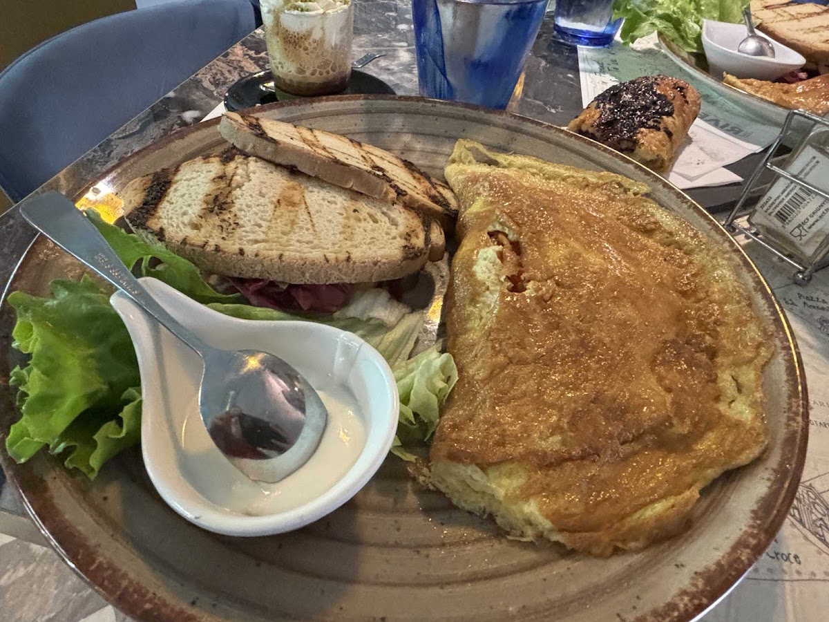 Scottish omelette (salmon, ricotta, tomatoes, avocado) with bread