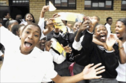 VIP VISIT: Pupils at Soweto's Bhukulani Secondary School give ANC president Jacob Zuma a warm welcome. 14/01/2009. Pic. Mohau Mofokeng.