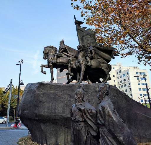 Monumento bélico en las calles