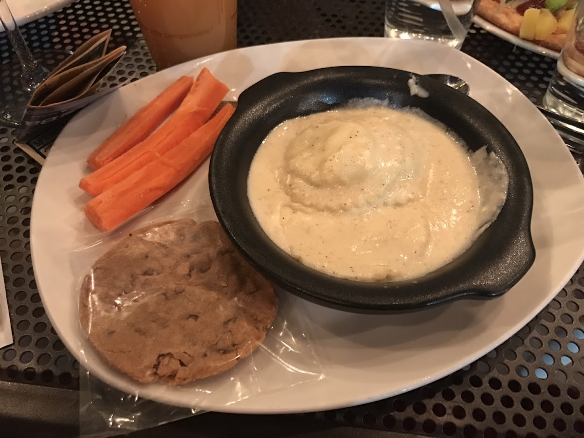 Children's gf ravioli carrots and cookie. Delicious, there was a little spice in my daughter's opinion. Gf cookie was amazing.