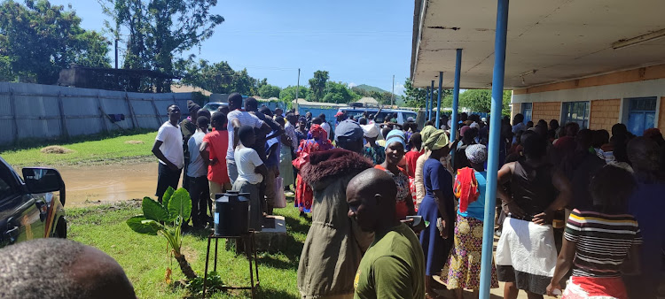 Residents throng Gingo police station in Suba South over the suspected murder of a woman