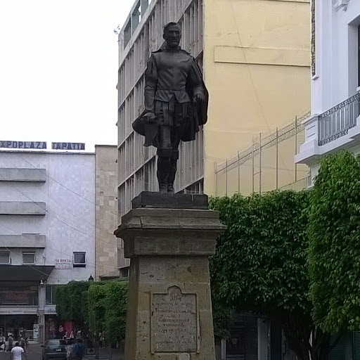 Estatua de Miguel de Ibarra, P