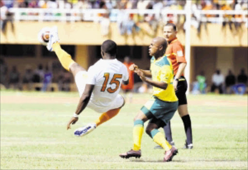 FLYING KICK: Niger's Mouss Djibrilla battles with Bafana's Thulani Serero. PHOTO: BACKPAGEPIX