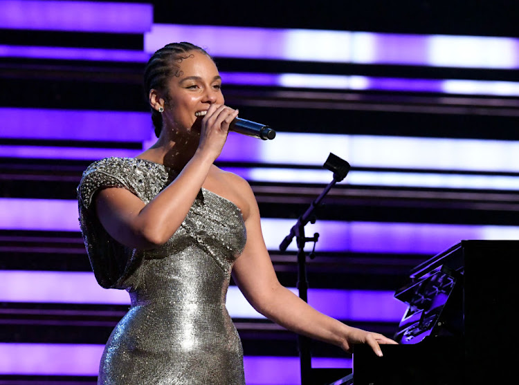 Award-winning US singer Alicia Keys shared a letter she wrote to her absent father when she was a teenager.