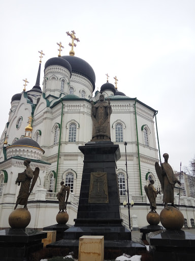 Памятник Святителю Митрофану у