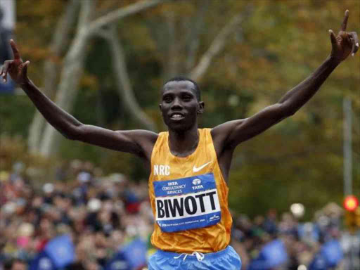 Stanley Biwott of Kenya cross the finish line to win the men's division of the 2015 New York City Marathon in Central Park, November 1, 2015. /REUTERS