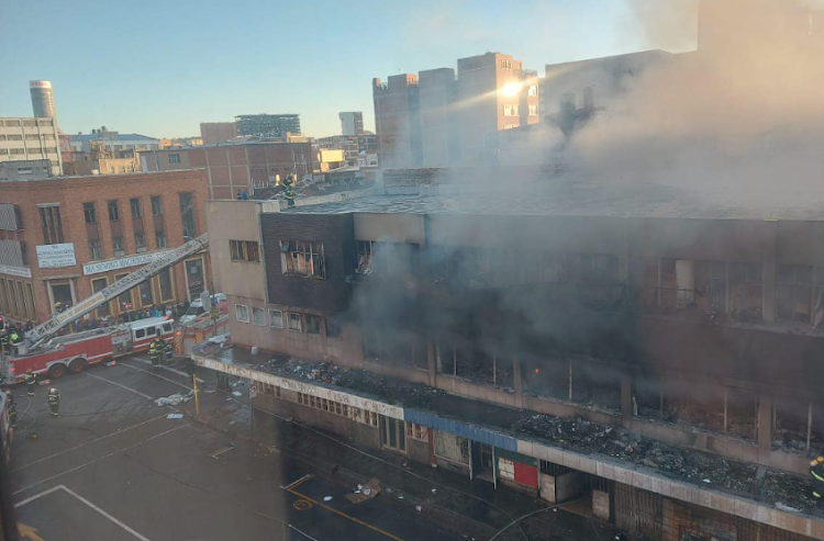At least two people have died and four others have been injured in a fire that broke out in the Joburg CBD on Sunday morning.