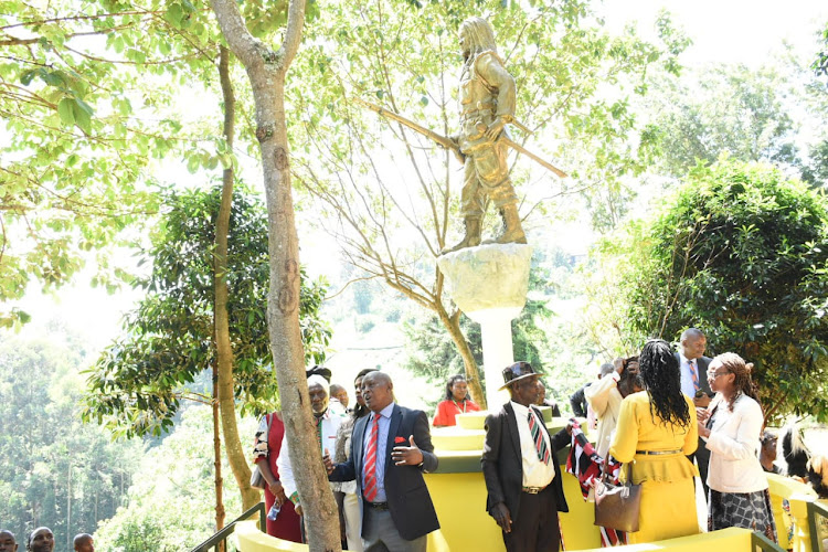 Governor Mutahi Kahiga and members of the public at the Dedan Kimathi statue site