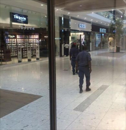 Police at the Mall of South following robbery. Picture Credit: Dipuo Makgage (Twitter)