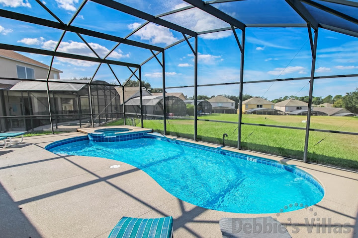 Emerald Island villa in Kissimmee with great privacy around the sunny pool deck
