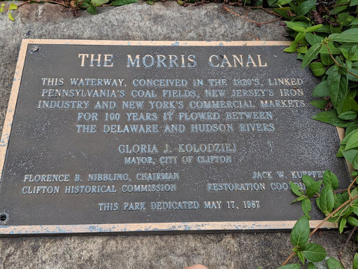 THE MORRIS CANAL THIS WATERWAY, CONCEIVED IN THE 1820'S, LINKED PENNSYLVANIA'S COAL FIELDS, NEW JERSEY'S IRON INDUSTRY AND NEW YORK'S COMMERCIAL MARKETS FOR 100 YEARS IT FLOWED BETWEEN THE...