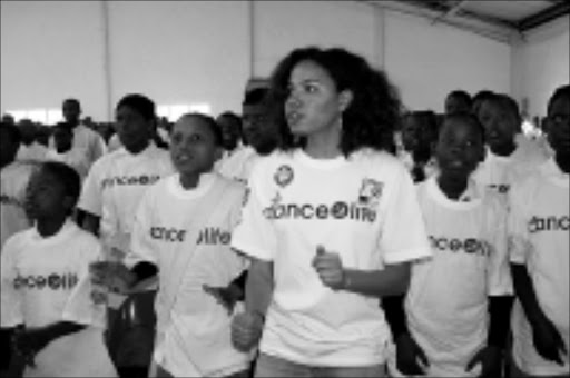 INSPIRATIONAL: American actress Jurnee Smollet with children from six schools at Indwedwe, KwaZulu-Natal, during the Dance4life initiative. The initiative encourages youngsters to stop the spread of Aids by using dance. 18/03/09. © Unknown.