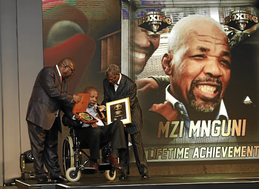 Mzimasi Mnguni receives BSA's lifetime achievement award in Port Elizabeth on Friday evening. / Nick Lourens