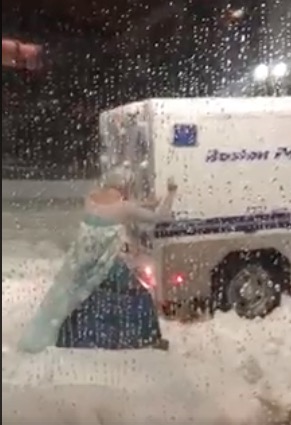 A drag queen dressed as Queen Elsa helped a cop van out of snow.