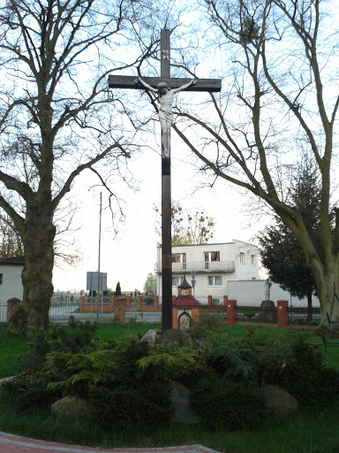 Krzyż przed Kościołem 