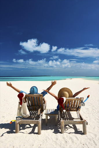 Couple relax on a beach at christmas - Stock image