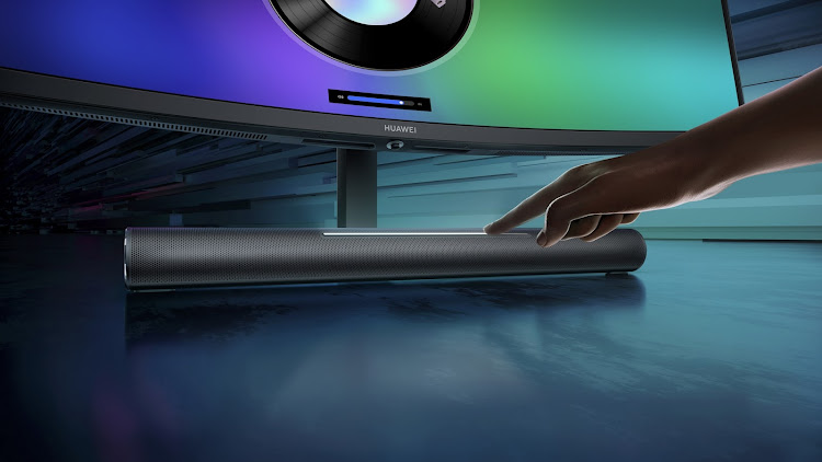 You can adjust the volume of the Huawei MateView GT 34″ Sound Edition's built-in sound bar with the swipe of a finger.