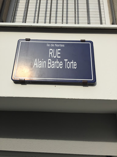 Nantes Republique Rue Alain Barbe Torte