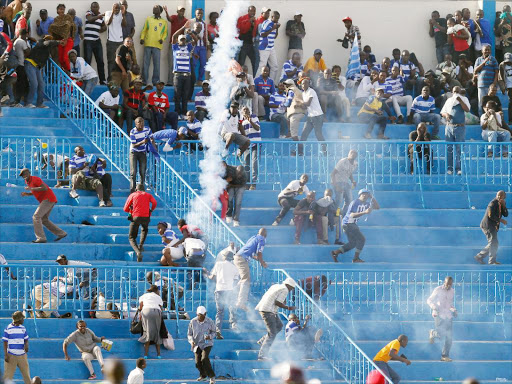 Football fans escape police teargas during a Kenya Premier League match between Gor Mahia FC and AFC Leopards at Nyayo Stadium in Nairobi on August last year. /PIC-CENTRE
