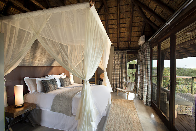 Mhondoro Safari Lodge & Villa Honeymoon suite.