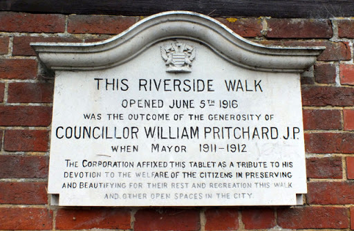 This plaque, fixed to the end of the SU1429 : Park shelter, commemorates the opening of the Riverside Walk on the 5th of June 1916. © Copyright Seo Mise and licensed for reuse under this Creative...