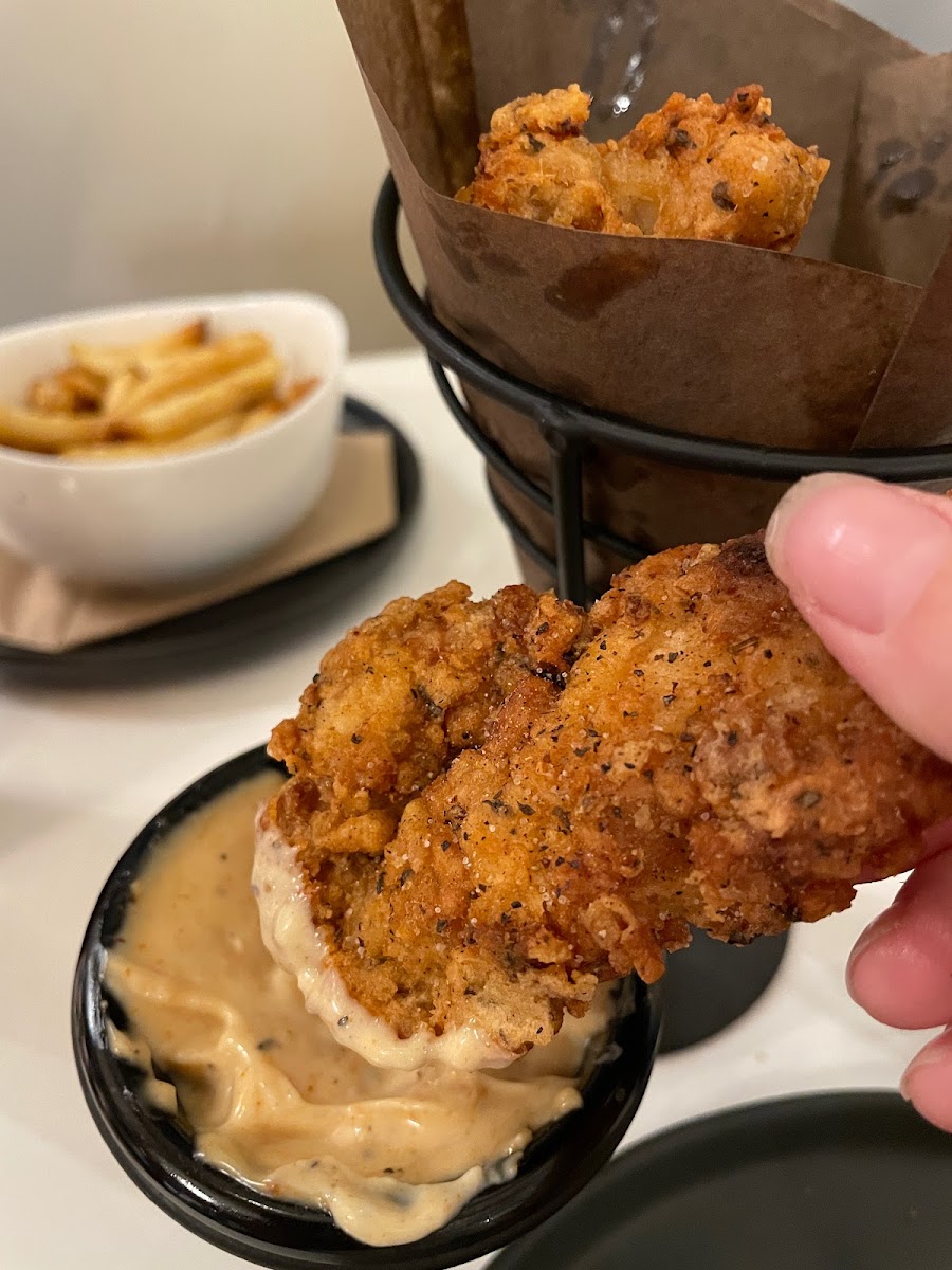 In-house, rice-battered fried chicken thighs served with Omni sauce. Make them spicy or season with salt & pepper.

Our plant-based alternative is made with jackfruit.