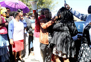 Pastor Paseka “Mboro” Motsoeneng and songbird Winnie Khumalo pray together. Picture credit: Sandile Ndlovu.