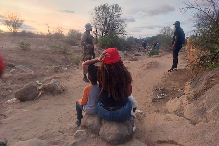 Soldiers pounced on three suspects at the Musina border, including a minor whose mother ran away and left him when she spotted the soldiers.