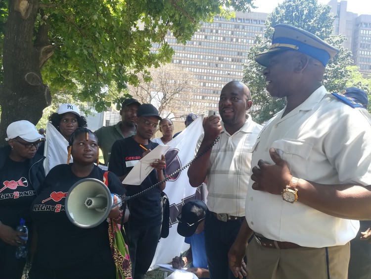 Right2Know led a march from John Ross Park to the Johannesburg City Council in Braamfontein to protest against the municipality charging fees for protests. Community and Stakeholder Advisor to the Mayor, Simangaliso Shongwe (speaking through the megaphone) received the memorandum.