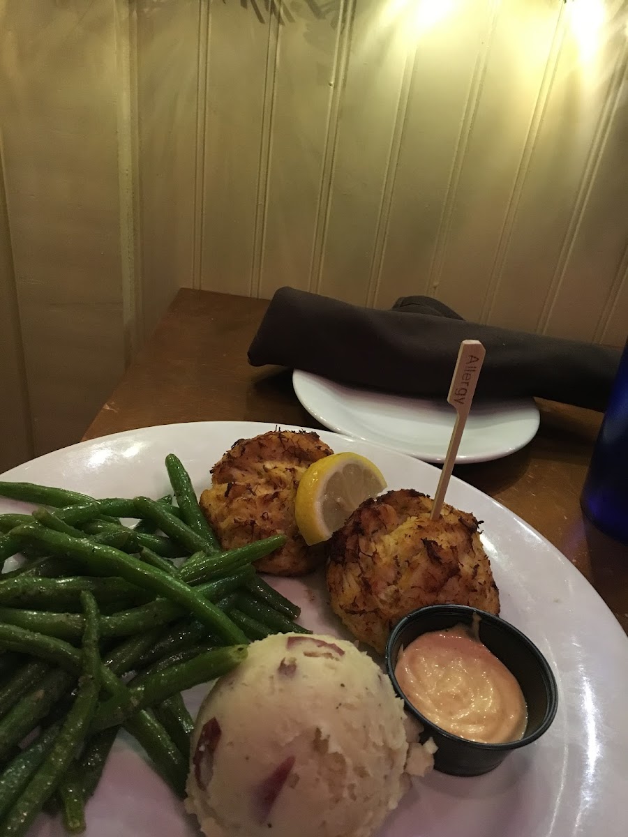 Amazing gf crab cakes, attentive service by the manager, dedicated cooking space