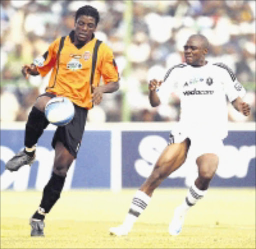 ALERT: Thanda Royal Zulu's Siyabonga Mfeka clears from Orlando Pirates' Thulasizwe Mbuyane during thier Telkom Knockout match at Princess Magogo Stadium in Durban yesterday. Pic. Anesh Debiky. 26/10/2008. © Gallo Images