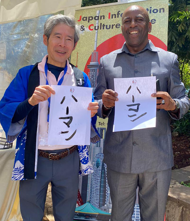Ambassador Okaniwa Ken with Herman Shambi of the State Department of Culture and Heritage at the National Museum of Nairobi during the Japan Day event held on November 18, 2023.