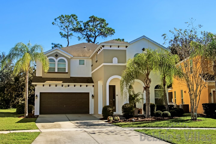 Kissimmee villa, gated resort, close to Disney, games room, private pool and spa, scenic views