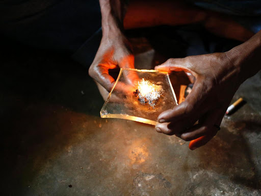A heroin addict prepares heroin before using it in Lamu, November 21, 2014. /REUTERS