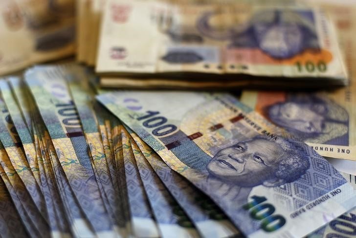 'Charming conman' pocketed R100m.